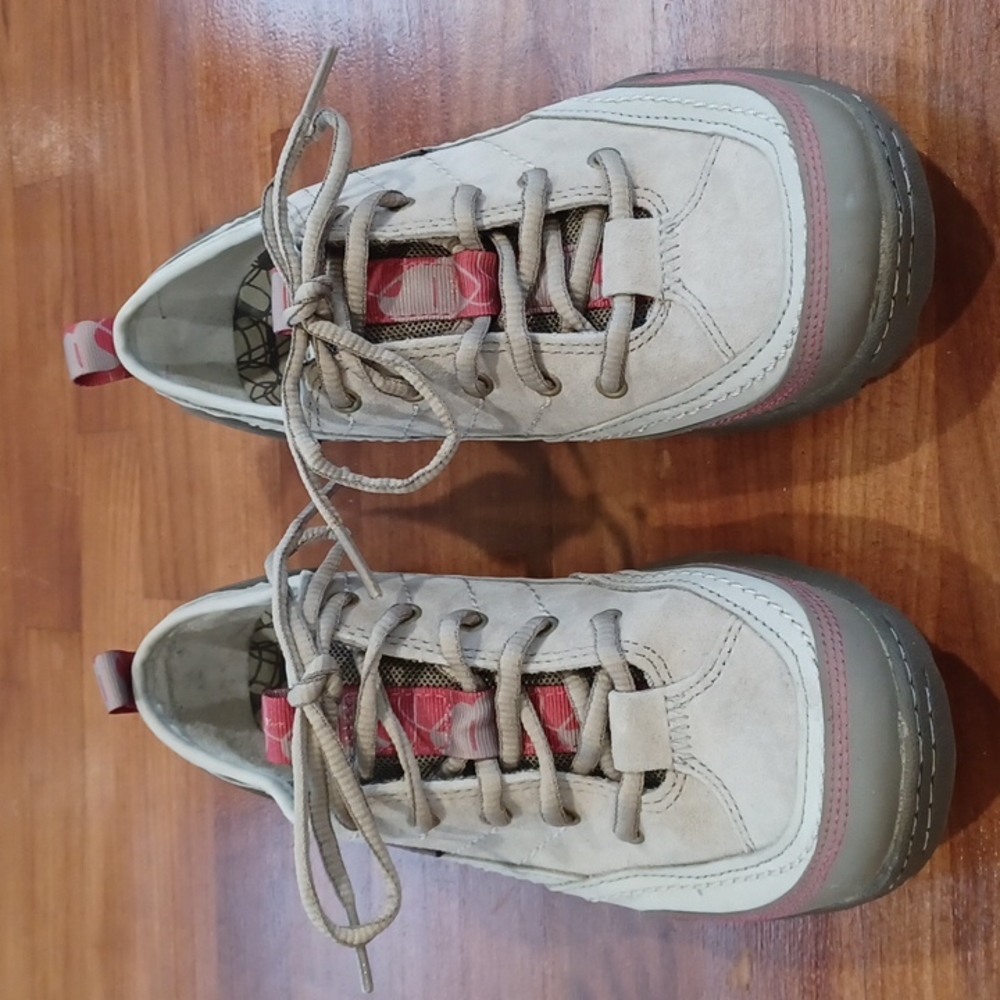 NWOB WOMENS SNEAKERS